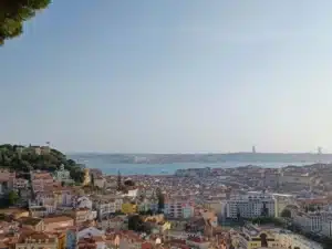 Vue sur Lisbonne depuis la Senhora do Monte, avec la colline du château, la Mouraria, la Baixa et le Tage