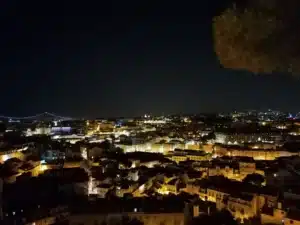 Vue nocturne sur Lisbonne depuis la Senhora do Monte, avec les lumières de la ville jusqu’au Tage