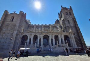 A Catedral do Porto, uma catedral românica histórica em Portugal, onde a Rainha Filipa de Lancaster casou com o Rei João I em 1387.